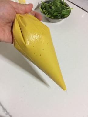 搅拌好的面糊装进裱花袋中备用。（如果家里没有裱花袋也可以装在干净的保鲜袋中。）