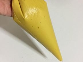 搅拌好的面糊装进裱花袋中备用。（如果家里没有裱花袋也可以装在干净的保鲜袋中。）