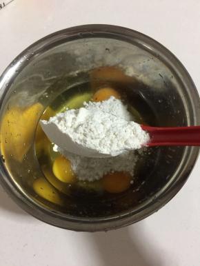 加入8大勺面粉。