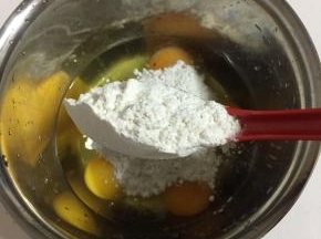 加入8大勺面粉。