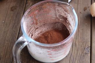 筛入低粉和可可粉