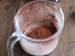 筛入低粉和可可粉