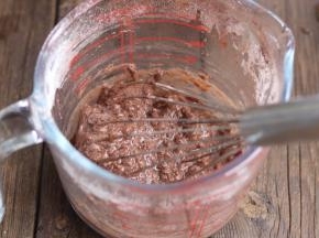 混合搅拌至无干粉状态