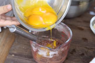 倒入蛋黄继续搅拌均匀。