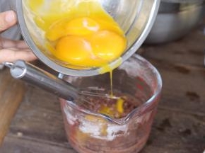 倒入蛋黄继续搅拌均匀。