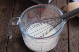 准备好以上食材。
牛奶混合色拉油搅拌均匀乳化。
