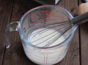 准备好以上食材。
牛奶混合色拉油搅拌均匀乳化。
