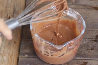 搅拌均匀呈丝带状的蛋糕糊放一旁备用。