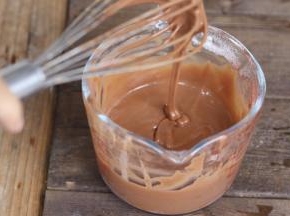 搅拌均匀呈丝带状的蛋糕糊放一旁备用。