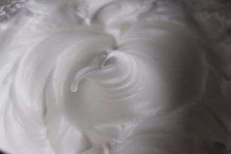 打发至小弯勾状。