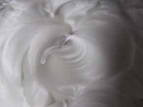 打发至小弯勾状。