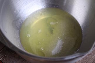 蛋清一次加入白糖和柠檬汁