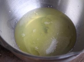 蛋清一次加入白糖和柠檬汁