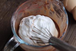 取三分之一蛋清拌去蛋黄糊中