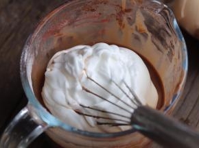 取三分之一蛋清拌去蛋黄糊中