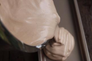 拌匀后倒入chefmade学厨 金色不粘长方形长条彩虹蛋糕裸蛋糕烘焙模具4件套