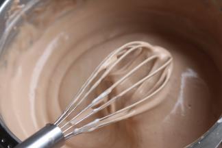 翻拌均匀，可以用刮刀翻拌也可以用手抽翻拌，我个人喜欢用手抽翻拌.