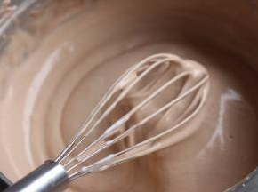 翻拌均匀，可以用刮刀翻拌也可以用手抽翻拌，我个人喜欢用手抽翻拌.