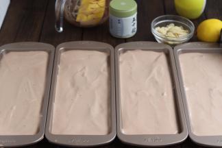 这里要说明一下，我的烤箱东菱烤立方38升，放不下四个，只能放三个，于是我把多出的一份评均分入其他三个模具中