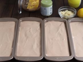 这里要说明一下，我的烤箱东菱烤立方38升，放不下四个，只能放三个，于是我把多出的一份评均分入其他三个模具中