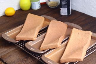 .出炉后倒扣！带凉透轻压边角即可脱模