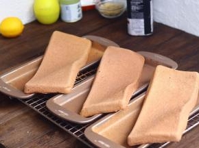 .出炉后倒扣！带凉透轻压边角即可脱模