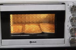 正好放入三个长方形模具，烤箱预热150度，最底层，25分钟。