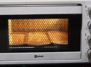 正好放入三个长方形模具，烤箱预热150度，最底层，25分钟。