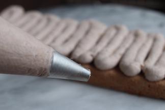 淡奶油加可可粉搅拌均匀，之后再电动打发9分发转态。如图，以此类推