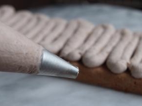 淡奶油加可可粉搅拌均匀，之后再电动打发9分发转态。如图，以此类推