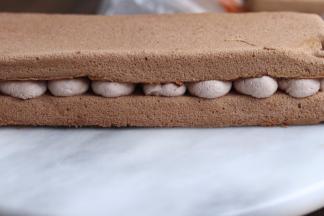 盖上蛋糕片，直至三层盖好，夹心两层，