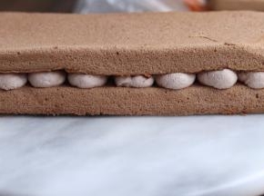 盖上蛋糕片，直至三层盖好，夹心两层，