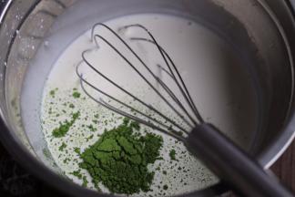 抹茶单奶油也是一样，加入抹茶粉和白砂糖10g，