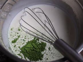 抹茶单奶油也是一样，加入抹茶粉和白砂糖10g，