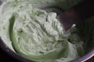 打发好用来抹平表面。