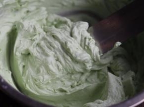 打发好用来抹平表面。