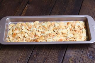 杏仁片用之前放入烤箱烤120度6分钟即可，中途记得开烤箱翻一翻，以免烧焦.