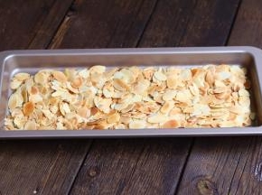 杏仁片用之前放入烤箱烤120度6分钟即可，中途记得开烤箱翻一翻，以免烧焦.