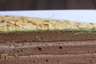 抹上抹茶奶油后，待杏仁粉放凉就可以铺面了，随自己喜欢铺面即可。