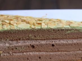 抹上抹茶奶油后，待杏仁粉放凉就可以铺面了，随自己喜欢铺面即可。