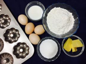 以上用量适用于一份学厨金色12杯不沾迷你南瓜模具.准备好以上食材！黄油提前隔热水融化！