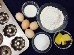 以上用量适用于一份学厨金色12杯不沾迷你南瓜模具.准备好以上食材！黄油提前隔热水融化！