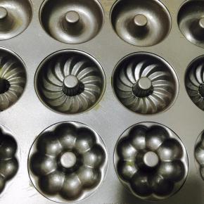 融化的黄油把模具刷上薄薄一层！方便涂模更完美！