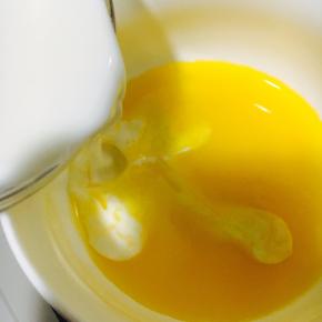 剩下的黄油加入牛奶，搅拌均匀！