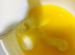 剩下的黄油加入牛奶，搅拌均匀！