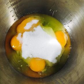 全蛋一次加入白糖。