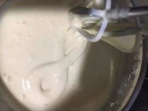 打发至有明显纹路！三五秒不易消失的转态。