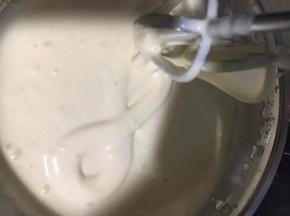 打发至有明显纹路！三五秒不易消失的转态。