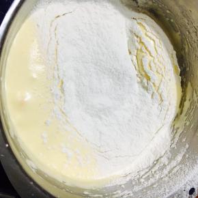 筛入低粉。J字手法翻拌均匀。