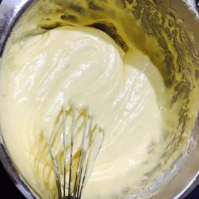 放翻拌均匀后倒入之前搅拌好的牛奶黄油。再次翻拌均匀。次数不宜多，以免消泡。